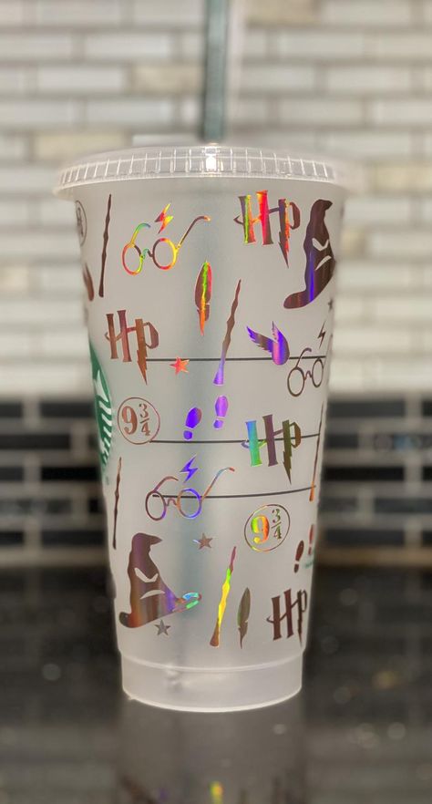 Harry Potter Starbucks Cup, Vasos Aesthetic, Harry Potter Lines, Harry Potter Cups, Harry Potter Travel, Harry Potter Font, Stile Harry Potter, Harry Potter Etsy, Harry Potter Painting