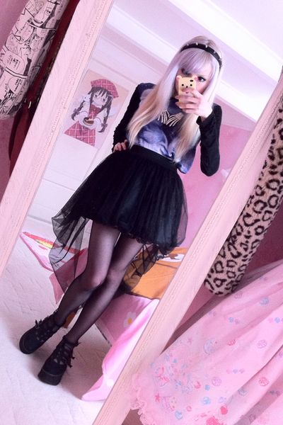 love this black high-low skirt!! Bubble Goth, Pastel Punk, Pastel Goth Outfits, Kawaii Pastel Goth, Skirt Tulle, Pastel Goth Fashion, Pastel Grunge, Hair Color Pastel