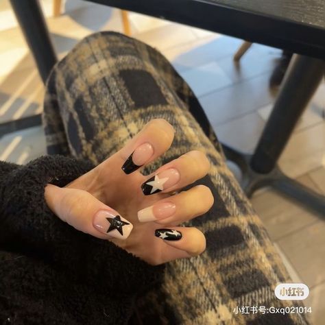 Short Coffin Douyin Nails, Black And White Douyin Nails, Douyin French Nails, Acubi Nails Idea, Douyin Nails Square, Black Chinese Nails, Black Nails Douyin, Nail Designs Douyin, Easy Douyin Nails