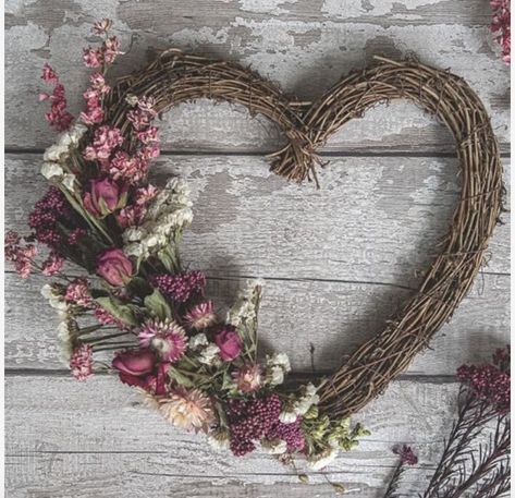 Wicker Heart Wreath Ideas, Dried Flower Heart Wreath, Dried Flower Valentine Ideas, Heart Flower Wreath, Heart Shaped Grapevine Wreath Ideas, Dried Flower Decor Ideas, Dried Roses Ideas Decoration, Dry Roses Ideas, Diy Dried Flower Arrangement