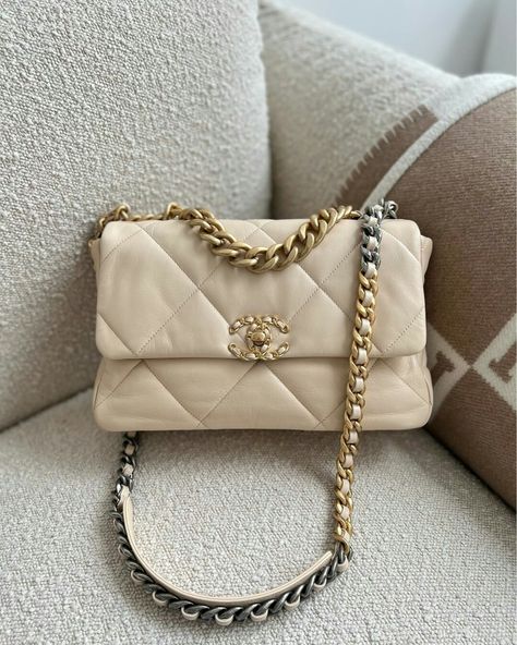 Chanel 19 Beige, Chanel Beige Bag, Beige Chanel Bag, Rich Things, Coco Chanel Bags, Chanel 19 Bag, Purse Aesthetic, Beige Purse, Chanel Beige