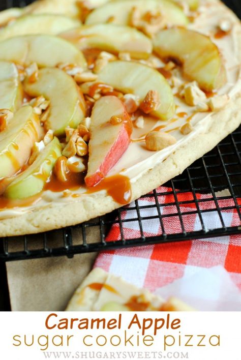 Caramel Apple Sugar Cookie Pizza: and easy delicious dessert recipe! Banana Carrot Bread, Cookie Pizza Recipe, Sugar Cookie Pizza, Fruit Pizza Sugar Cookie Recipe, Healthy Apple Desserts, Apple Pizza, Pizza Sugar Cookie, Sweet Pizza, Pizza Easy