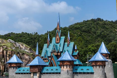 Arendelle Castle, Frozen Recipes, Planet Coaster, Walt Disney Imagineering, Disney Imagineering, Hong Kong Disneyland, Disney Addict, Disney Castle, Disney Christmas