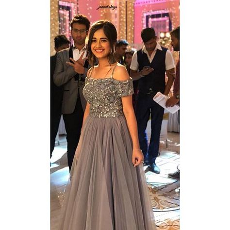 And here comes a gorgeous picture of #PanktiSharma aka #JannatZubair from #TuAashiqui with the photo bomber #RitvikArora!😂😂❤️❤️ Jannat looks dead drop beautiful and Ritvik is trying to photo bomb the picture 😂❤️ My babies🌏❤️ @jannatzubair29 @ritvik_arora Frock For Teens, Romance Perfume, Jannat Zubair, Lehnga Dress, Party Wear Gown, Gowns Dresses Elegant, Frock For Women, Indian Gowns Dresses, Indian Gowns