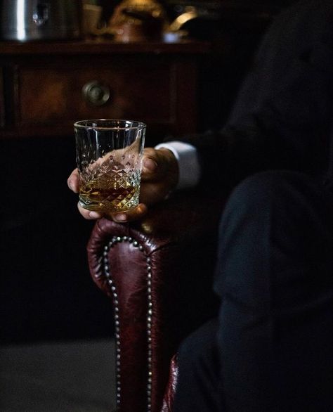 Men Whisky Aesthetics Leather Couch Suit Guide Cocktails Ideas, Gentleman Lifestyle, Aesthetic Lockscreens, Gentleman Aesthetic, Thriller Novels, Design Bar, Whiskey Bar, True Gentleman, Clubbing Aesthetic