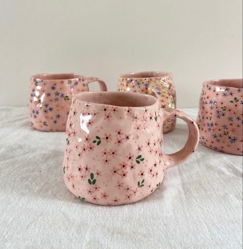 Espresso Cup Pottery Painting, Ceramic Drawing Ideas, Cute Ceramics Ideas Projects, Painting On Mugs, Pottery Art Ideas, Pottery Painting Mug, Aesthetic Ceramics, Colourful Ceramics, Pink Pottery