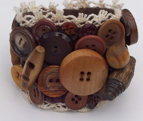 Button Creations, Vintage Cuff Bracelet, Diy Collier, Button Bracelet, Fabric Cuff, Button Art, Button Jewelry, Wooden Buttons, Button Crafts