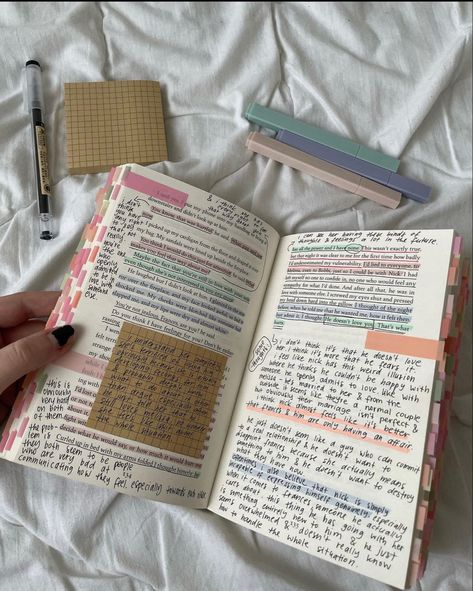 Note Annotations, Book Anottations Ideas, Book Notes Ideas, Annotating Notes, Annotating Bible, Annotated Books Aesthetic, Book Annotation Aesthetic, Book Annotation Ideas, Annotation Book