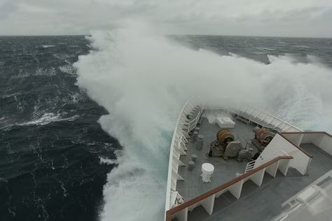 Here's what makes the Drake Passage so deadly Drake Passage, Devon Coast, University Of Southampton, Dramatic Photos, Abandoned Ships, Southern Ocean, Places On Earth, North Sea, Blue Waves