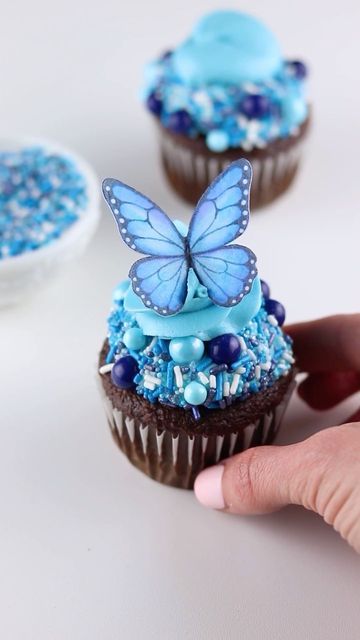 Chocolate Butterflies, Butterfly Themed Birthday Party, Butterfly Cupcake Toppers, Butterfly Birthday Theme, Butterfly Party Decorations, Edible Butterfly, Cake Favors, Butterfly Birthday Cakes, Blue Frosting