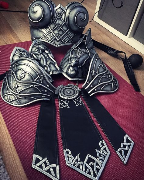 So i finished the painting on all new parts of my Valkyrie! 🎉 this will be finished till Saturday 💙 i am so happy that everything came… Valkyrie Clothes, Plus Size Valkyrie Costume, Diy Valkyrie Costume, Valkyrie Costume Diy, Valkyrie Outfit, Valkyrie Armor, Valkyrie Marvel, Valkyrie Cosplay, Valkyrie Norse