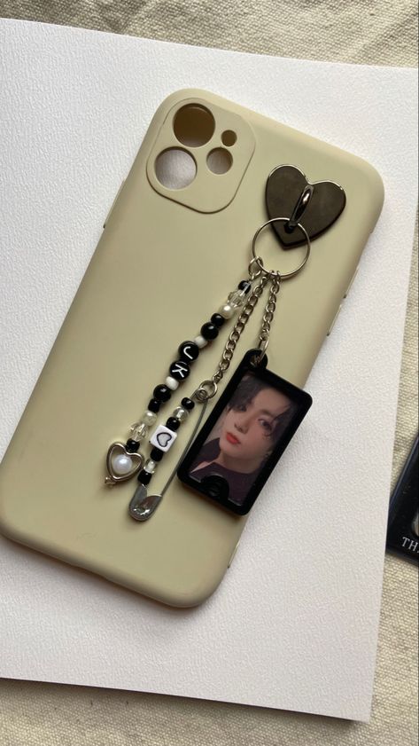 Phone Case With Keychain, Aesthetic Phone Keychain, Keychain On Phone, Kpop Keychain Diy, Phone Bracelet Diy, Phone Key Chain, Phone Keychain Diy, Kpop Phone Charms, Kpop Keychain Aesthetic