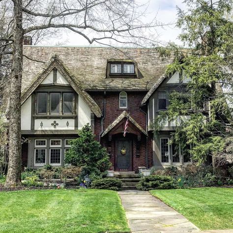 Tudor Houses, American Cottage, Awesome Houses, Storybook Homes, Tudor Style Homes, Storybook Cottage, English Tudor, Tudor House, Outdoor Decorating