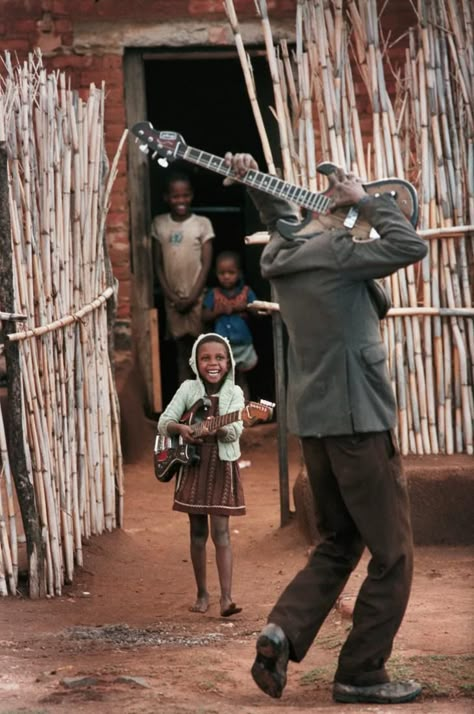 Humans Being Human Photography, Not Musik, Street Musician, Playing The Guitar, Band Photography, Joan Jett, Soul Music, Jolie Photo, People Of The World