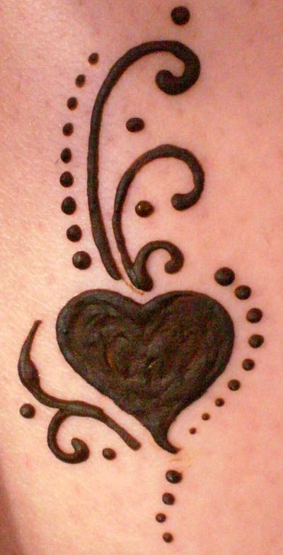 Henna Ideas Simple, Heart Henna, Henna Hand Designs, Cool Henna Designs, Small Henna Tattoos, Small Henna Designs, Cute Henna Designs, Cute Henna Tattoos, Henna Style Tattoos