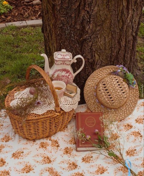 Tea Party Picnic, Cottagecore Life, Forest Vibes, Plants At Home, Picnic Inspiration, Cottage Aesthetic, Picnic Date, Cottage Core Aesthetic, Cottagecore Aesthetic