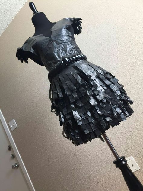 Recycle Project. Proyecto de Reciclaje. ♻ Trash Bag Dress. Vestido con Bolsas de Basura. #TrashBagDressAndSpoons. #BagsDress Plastic Bag Clothes, Trash Bag Fashion, Trash Upcycle, Recycled Dress For Kids, Plastic Bag Dress, Garbage Bag Dress, Recycled Fashion Diy, Trash Bag Dress, Trash Dress