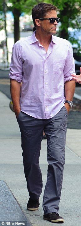 Lavender Linen Shirt on a man. Man Crush. Man Style. Rob Lowe Lavender Shirt Outfit Men, Purple Linen Shirt, Purple Shirt Outfits, Light Purple Shirt, Purple Shirts, Linen Shirt Outfit, Lavender Shirt, Lavender Linen, Oxford Shirt Men