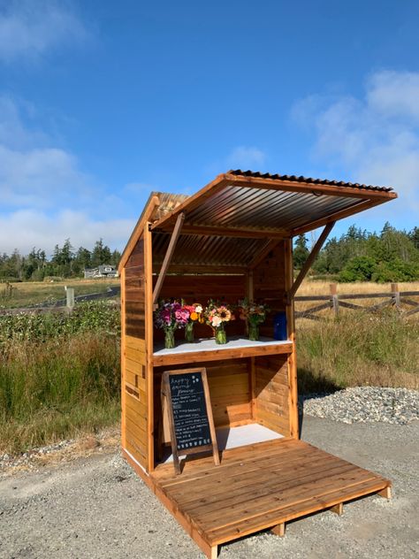 Diy Road Side Produce Stand, Farm Stand Made From Pallets, Flower Stall Ideas, Flower Honesty Stand, End Of Driveway Farm Stand, Diy Farmstand Market Stands, Vegetable Stand Diy, Farm Stand Design, Simple Farm Stand Ideas