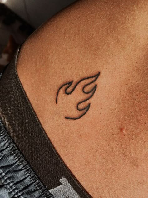 Fogo Tattoo, Mens Hip Tattoos, Small Dope Tattoos, Hunter Tattoo, Tatuagem Masculina Pequena, Basic Tattoos, Small Shoulder Tattoos, Flame Tattoos, Fire Tattoo