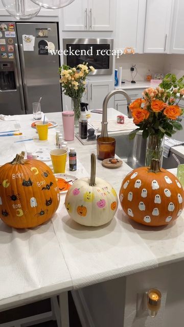 Girly Pumpkins Painting, Painting Pumpkins With Friends, Painting Pumpkin Designs, Pumpkin Painting With Friends, Birthday Ideas For October, Pumpkin Painting Night, Pumpkin Painting Birthday Party, Things To Do On Halloween With Friends, Pumpkin Painting Date