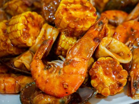 Aprende a preparar los mejores camarones con papa cambray y elote amarillo con esta sencilla receta especiada, ¡lista en 30 minutos! Cajun Crab, Cajun Seafood, Steamed Mussels, Crab Boil, Jambalaya Recipe, Cajun Cooking, Healthiest Seafood, Gourmet Dinner, Creole Recipes