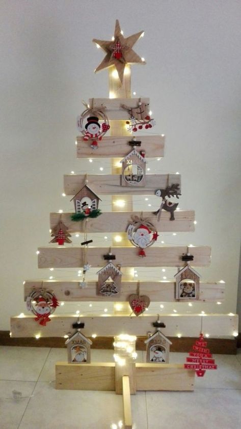 Wooden Christmas Tree Ideas, Christmas Tree Ideas 2023, Pallet Christmas Trees, Wooden Xmas Trees, Farmhouse Bathroom Design, Urban Wall, Pallet Christmas Tree, Urban Wall Art, Christmas Flower Arrangements