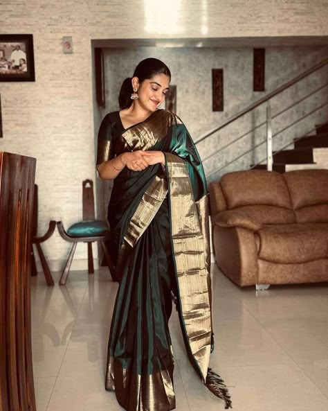 Green Pattu Saree, Nivetha Thomas, Kerala Saree Blouse Designs, Mom Daughter Outfits, Simple Saree Designs, Saree Poses, Casual Indian Fashion, Simple Sarees, Indian Fashion Saree