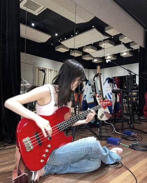 Red Guitar, Poses References, Foto Ideas Instagram, Hair Tips, Insta Photo Ideas, Ulzzang Girl, My Hair, Lancaster, Aesthetic Girl