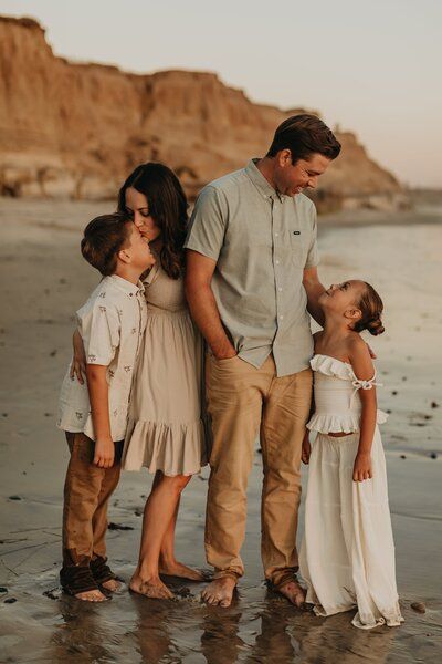 Family Beach Pictures Outfits, Outfits Family Photos, Family Session Poses, Mommy And Me Photoshoot, Sunset Family Photos, Beach Picture Outfits, Family Beach Session, Summer Family Photos, Family Photoshoot Outfits