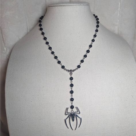 Black Beaded Rosary Necklace With Spider Charm. Made With Black Glass Beads, Silver Wire, Large Spider Charm & A Lobster Clasp With 1.5" Extension Chain. Measures About 18" Long. Beaded Halloween Necklace, Home Made Necklace, Diy Goth Jewelry Ideas, Handmade Gothic Jewelry, Goth Beaded Necklace, Gothic Beaded Jewelry, Diy Gothic Jewelry, Oracle Character, Barrel Costume