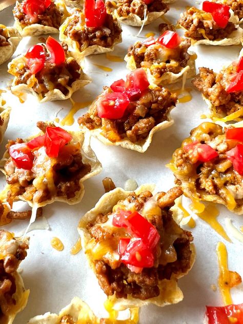 Mini Taco Bites Mini Taco Canapes, Tostitos Taco Bites, Taco Bites Appetizers, Mini Tacos Appetizers, Mini Taco Bites, Pepperoni Pizza Puffs, Mini Taco Cups, Tostitos Scoops, Baked Potato Dip