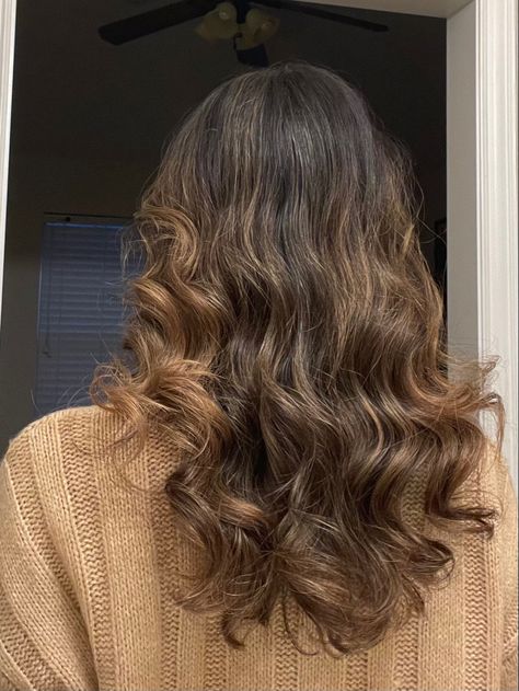 Wavy Hair Highlights Caramel, Caramel Wavy Hair, Caramel Highlights On Dark Hair, Caramel Balayage Hair, Long Wavy Haircuts, Carmel Balayage, Highlights Brown Hair Balayage, Hair Winter, Loose Curls Hairstyles