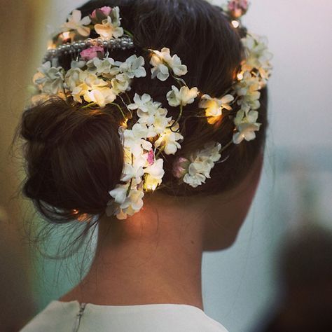 Flowers In Her Hair, Fairy Hair, Bridal Musings, Party Kleidung, Bridal Beauty, Floral Crown, Beauty Trends, Flower Crown, A Flower