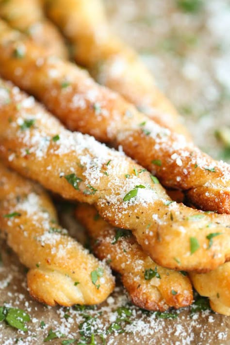 Parmesan Breadsticks, Easy Garlic Butter, Garlic Breadsticks, Bread Sticks, Dried Parsley, Dried Thyme, Breadsticks, Idee Pasto Sano, Dinner Rolls