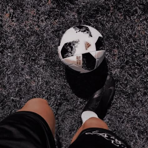 Aesthetic Soccer, Soccer Aesthetic, Soccer Photography, Ball Aesthetic, Football Players Images, Sports Aesthetic, Soccer Match, Soccer Guys, Soccer Goal