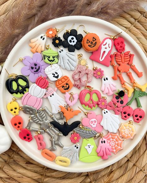 This is SUMMERWEEN, this is Summerween 😂 #handmadejewelry #handmadeclayearrings #polymerclayearrings #jewelrydesigner #trendyearrings #hypoallergenicearrings #behindthescenes #shopsmall #halloweenearrings #falloween #fallstyle #fallearrings #Halloweenstyle #HippieHallow Halloween Jewellery, Mini Sculptures, Clay Magnets, Pottery Painting Designs, How To Make Clay, Jewelry Drawing, Clay Inspiration, Pasta Francesa, Earring Ideas