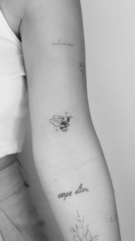 Honey Bee Side View Tattoo, Simplistic Bee Tattoo, Dainty Bumble Bee Tattoo, Feminine Bee Tattoo, Little Bumble Bee Tattoo, Cute Bee Tattoos For Women, Simple Bumble Bee Tattoo, Bumble Bee Tattoo Cute, Small Bee Tattoos