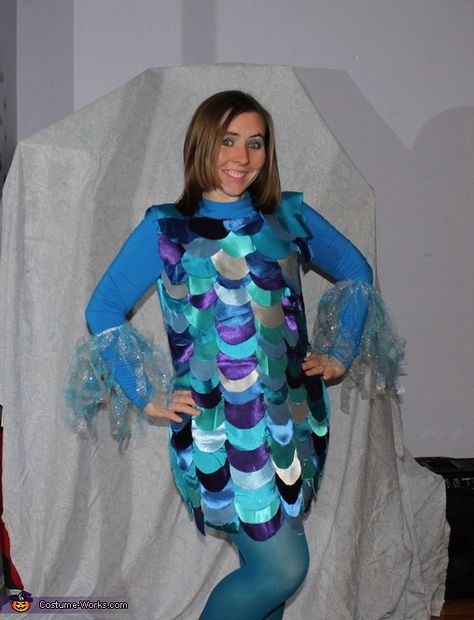 Rainbow Fish - Homemade Halloween Costume @Lisa Phillips-Barton Phillips-Barton Phillips-Barton Phillips-Barton Monaco this reminded me of u lol Fish Halloween Costume, Diy Fish Costume, Rainbow Fish Costume, Sea Creature Costume, Book Parade, Lil Mermaid, Sea Costume, Fish Costume, Toddler Teacher