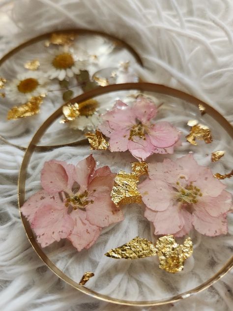 Dried flowers make the most beautiful coasters. Compliment with gold leaf. Resin Coasters Floral, Resin Coasters Flowers, Epoxy Coasters, Floral Coasters, Floral Furniture, Dried Flowers Wedding, Epoxy Art, Table Epoxy, Wedding Coasters