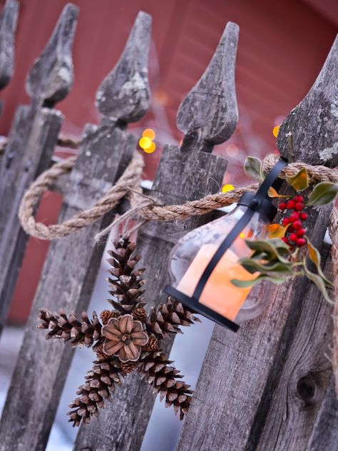 Pinecone Stars - 5 white pine cones wired together, with the end of another cone in the center - Karin Lidbeck: Outdoor Spaces, Winter Lights, Snow! Pinecone Garland, Winter Garland, Christmas Pine Cones, Pine Cone Decorations, Cones Crafts, Cottage Christmas, Pine Cone Crafts, Navidad Diy, Fence Decor