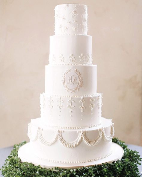 Wedding Cake Monogram, Bridgerton Wedding Cake, Metallic Wedding Cakes, Monogram Wedding Cake, Royal Cakes, Vintage Wedding Cake Topper, Wedding Cake Tops, Winter Wedding Cake, Classic Wedding Cake