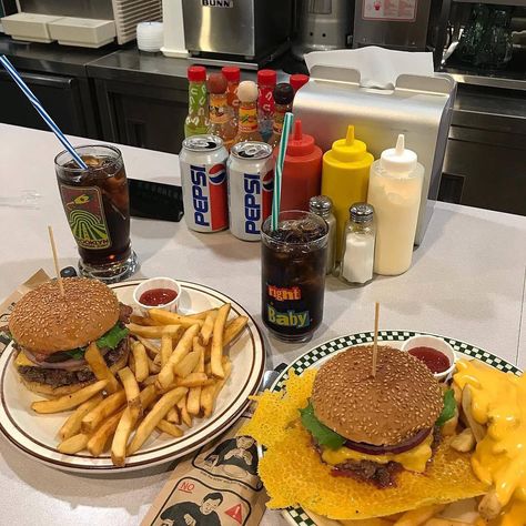 Late Night Junk Food, Diner Food Breakfast, Burger Diner Aesthetic, Diner Food Aestathic, Fast Food Aesthics, Late Night Diner Aesthetic, Diner Date Aesthetic, Diner Aesthetic Night, Diner Food 50's