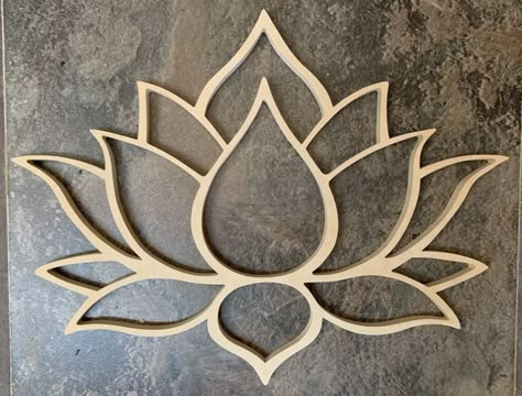 Lotus Template, Lotus Cutout, Diy Wall Hanging Crafts, Ganpati Decoration At Home, Diy Floral Decor, Janmashtami Decoration, Diwali Decoration Items, Lotus Flower Art, Housewarming Decorations