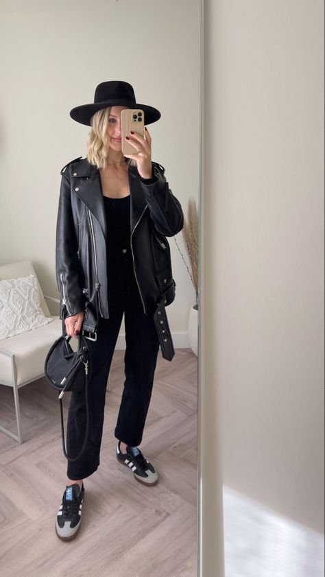 Black Jeans Trainers Outfit, Biker Jacket Outfit 2023, Oversized Biker Jacket Outfit Women, Black Biker Outfit, Trainers Outfit Women, Black Biker Jacket Outfit Women, Style Black Sambas, Oversize Biker Jacket Outfit, Styling Black Adidas Samba