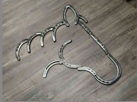 Horse Shoe Projects, Horse Shoe Ideas, Horseshoe Crafts Projects, Horseshoe Ideas, Cool Welding Projects, Welded Metal Projects, Welding Crafts, Horseshoe Projects, Horseshoe Decor