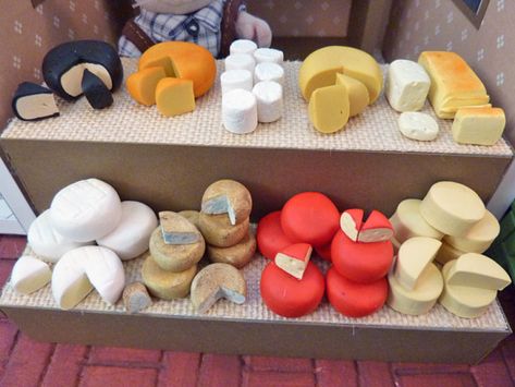 Various cheeses made from polymer clay. I love making miniature food! Mini Air Dry Clay Food Ideas, Polymer Clay Cheese, Diy Miniature Food, Miniature Food Tutorials, Polymer Clay Food, Miniature Polymer Clay, Polymer Clay Kawaii, Doll Food, Dollhouse Food