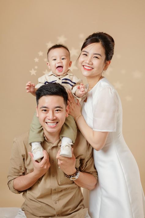 Korean Family Photoshoot, Family Photo Studio Concept, Family Studio Shoot, Family Of 3 Photoshoot Studio, Self Foto, Family Potrait, Family Photo Studio, Pageant Costumes, Cute Family Pictures