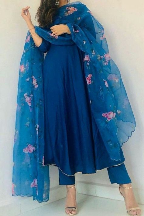 Plain Suit With Organza Dupatta, Blue Organza Suit, Party Wear Indian Dresses Designer, Churidar Design, Pregnant Party Dress, Organza Dresses, Designer Anarkali Dresses, Anarkali Dresses, Floral Party Dress