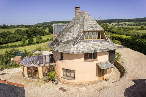 Cob House Plans, Grand Designs Houses, Cob Cottage, Earthbag House, Contemporary Architecture Residential, Green Roof Building, Devon House, Cob Home, Earth Ship